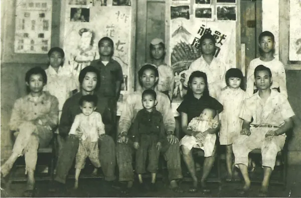 王水河一家與畫房成員（1949)